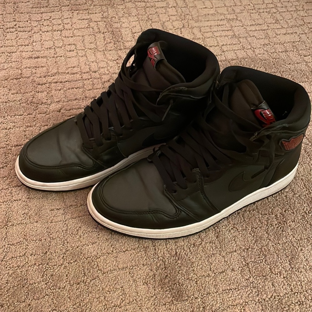 Nike Air Jordan 1 Retro High OG Black Satin, Men’s 8.5. Excellent condition!